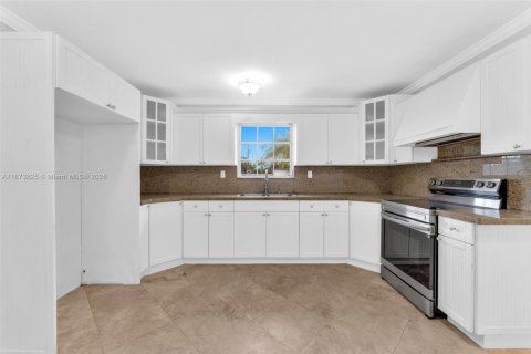 House in Hialeah, Florida 5 bedrooms, 158.77 sq.m. № 1928393 - photo 11