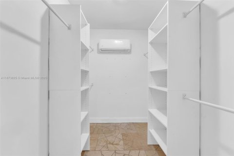 House in Hialeah, Florida 5 bedrooms, 158.77 sq.m. № 1928393 - photo 21