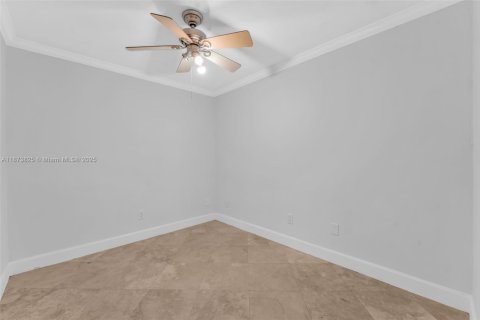 House in Hialeah, Florida 5 bedrooms, 158.77 sq.m. № 1928393 - photo 25