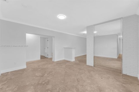 House in Hialeah, Florida 5 bedrooms, 158.77 sq.m. № 1928393 - photo 7