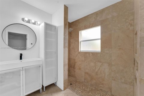 House in Hialeah, Florida 5 bedrooms, 158.77 sq.m. № 1928393 - photo 22