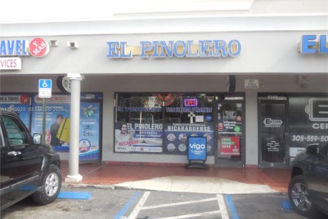 Commercial property in Sweetwater, Florida № 2054061