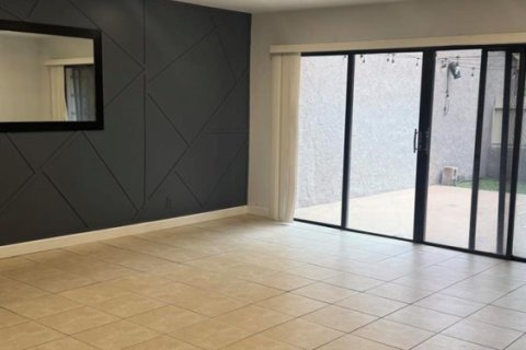 Condo in Hollywood, Florida, 2 bedrooms № 2183758 - photo 11