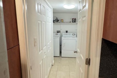 Condo in Hollywood, Florida, 2 bedrooms № 2183758 - photo 22