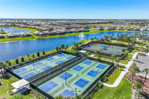 House in Lakewood Ranch, Florida 3 bedrooms, 168.71 sq.m. № 2113764 - photo 23