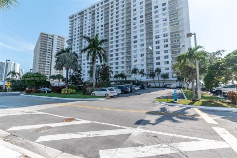 Condo in Sunny Isles Beach, Florida, 1 bedroom  № 1703547 - photo 13
