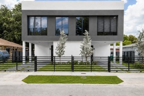 Townhouse in Miami, Florida 3 bedrooms, 153.94 sq.m. № 2390073