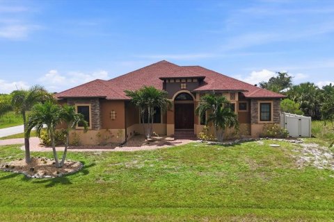 House in Port Charlotte, Florida 3 bedrooms, 250.46 sq.m. № 2359258
