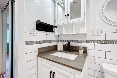 Condo in Bradenton, Florida, 1 bedroom  № 1156463 - photo 19