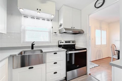 Condo in Bradenton, Florida, 1 bedroom  № 1156463 - photo 9