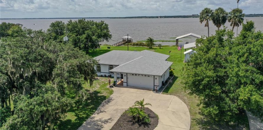 House in Frostproof, Florida 3 bedrooms, 140.28 sq.m. № 1823200