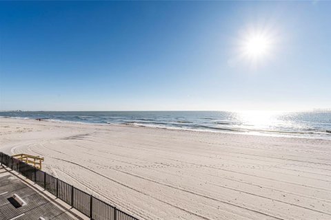Condominio en venta en Madeira Beach, Florida, 2 dormitorios, 102.19 m2 № 2093223 - foto 2