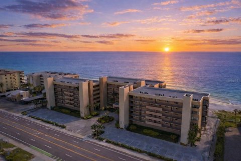 Condominio en Madeira Beach, Florida, 2 dormitorios  № 2093223