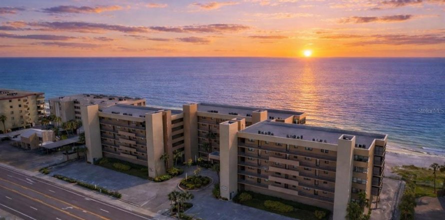 Condominio en Madeira Beach, Florida, 2 dormitorios № 2093223