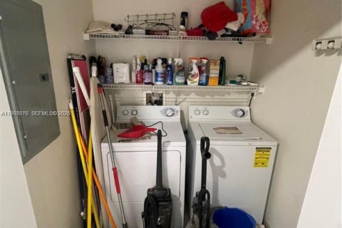 Copropriété à louer à Miami, Floride: 2 chambres, 102.1 m2 № 2050689 - photo 15