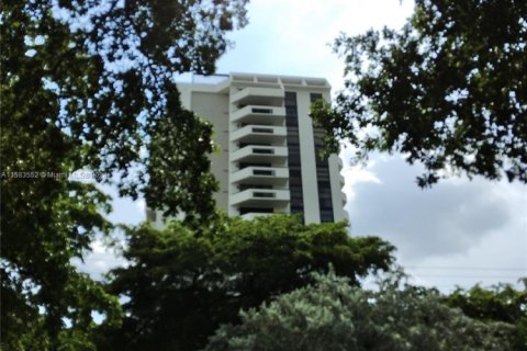 Condo in Coral Gables, Florida, 2 bedrooms  № 1706642 - photo 12