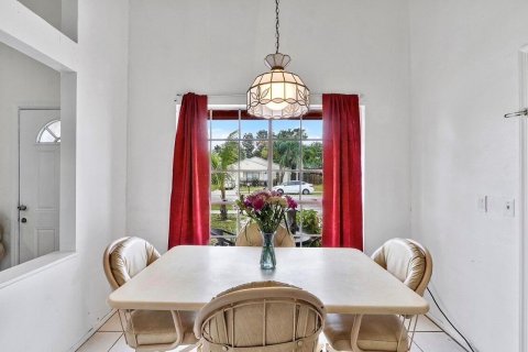 House in Royal Palm Beach, Florida 3 bedrooms, 100.8 sq.m. № 2261556 - photo 14