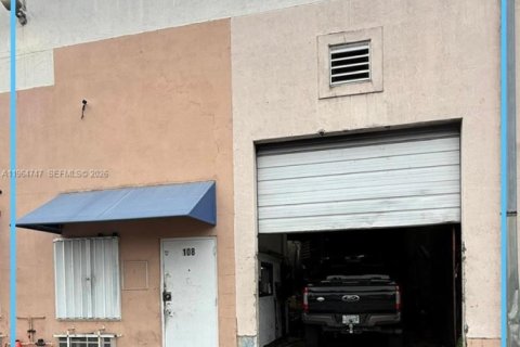 Commercial property in Miami, Florida № 2026809