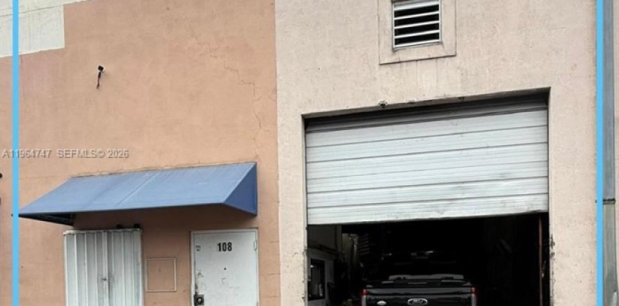 Commercial property in Miami, Florida № 2026809