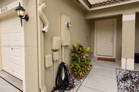 Townhouse in Tamarac, Florida 3 bedrooms, 134.34 sq.m. № 2394933 - photo 2
