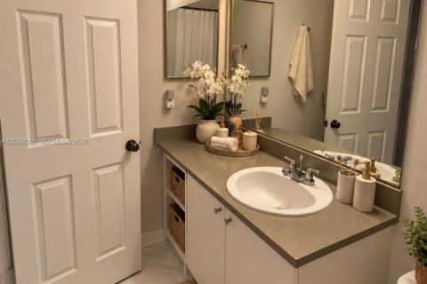 Townhouse in Tamarac, Florida 3 bedrooms, 134.34 sq.m. № 2394933 - photo 14