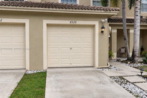 Townhouse in Tamarac, Florida 3 bedrooms, 134.34 sq.m. № 2394933