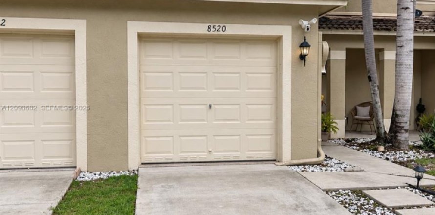 Townhouse in Tamarac, Florida 3 bedrooms, 134.34 sq.m. № 2394933