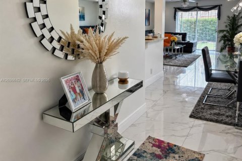 Townhouse in Tamarac, Florida 3 bedrooms, 134.34 sq.m. № 2394933 - photo 3