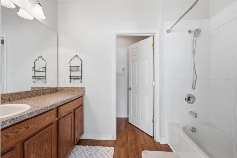 Townhouse in Sarasota, Florida 3 bedrooms, 146.32 sq.m. № 2204058 - photo 17