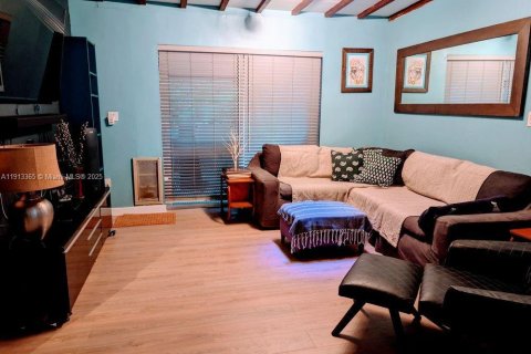 Casa en venta en Miami, Florida, 3 dormitorios, 103.31 m2 № 1972388 - foto 13