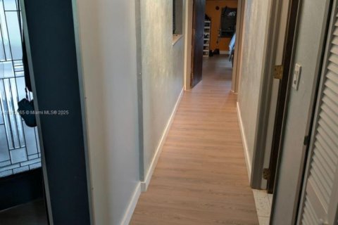 Casa en venta en Miami, Florida, 3 dormitorios, 103.31 m2 № 1972388 - foto 19