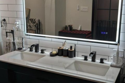 Casa en venta en Miami, Florida, 3 dormitorios, 103.31 m2 № 1972388 - foto 30