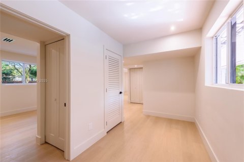 Casa en venta en Miami, Florida, 4 dormitorios, 251.21 m2 № 1993607 - foto 6