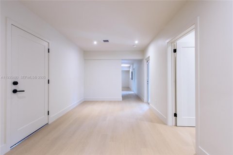 Casa en venta en Miami, Florida, 4 dormitorios, 251.21 m2 № 1993607 - foto 13