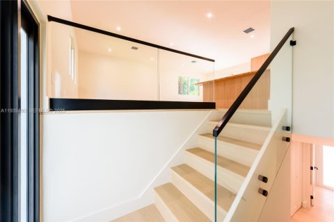Casa en venta en Miami, Florida, 4 dormitorios, 251.21 m2 № 1993607 - foto 3