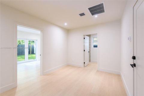 Casa en venta en Miami, Florida, 4 dormitorios, 251.21 m2 № 1993607 - foto 8