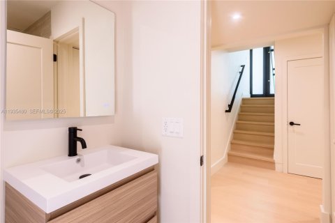 Casa en venta en Miami, Florida, 4 dormitorios, 251.21 m2 № 1993607 - foto 12