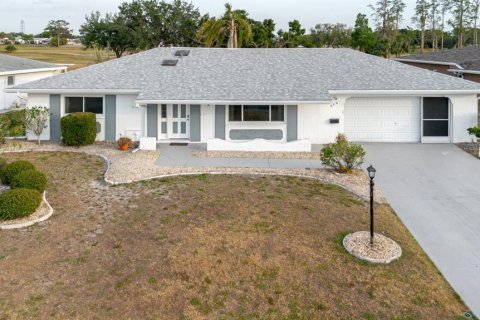 House in Sun City Center, Florida 2 bedrooms, 141.4 sq.m. № 1670747 - photo 1
