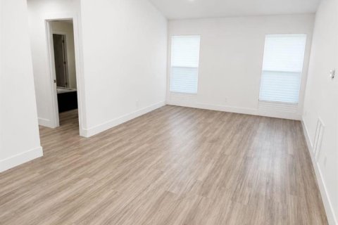 House in Palm Bay, Florida 3 bedrooms, 155.15 sq.m. № 2083230 - photo 14