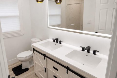 House in Palm Bay, Florida 3 bedrooms, 155.15 sq.m. № 2083230 - photo 2