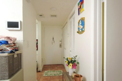 Condo in Miami, Florida, 1 bedroom  № 1811488 - photo 9