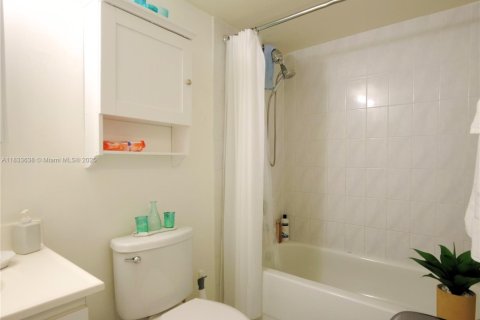 Condo in Miami, Florida, 1 bedroom  № 1811488 - photo 4