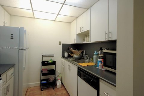 Condo in Miami, Florida, 1 bedroom  № 1811488 - photo 7