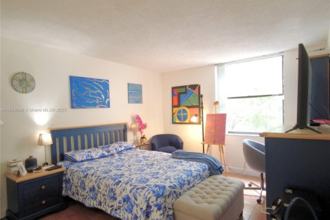Condo in Miami, Florida, 1 bedroom  № 1811488 - photo 2