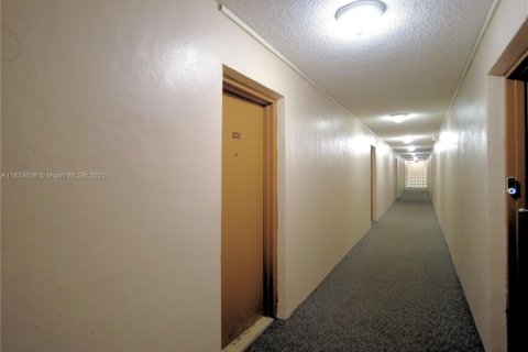 Condo in Miami, Florida, 1 bedroom  № 1811488 - photo 1