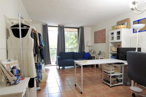 Condo in Miami, Florida, 1 bedroom  № 1811488 - photo 5