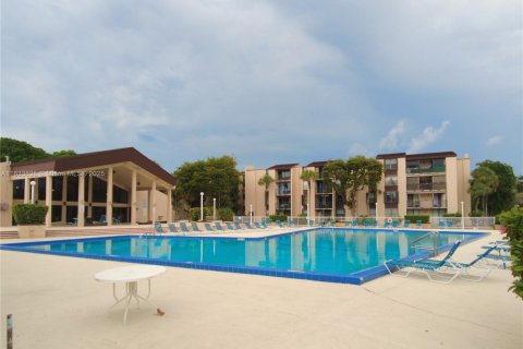 Condo in Miami, Florida, 1 bedroom  № 1811488 - photo 16