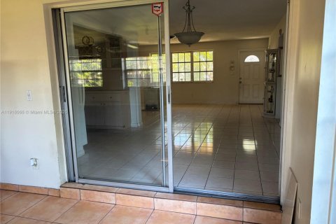 Villa ou maison à vendre à North Miami Beach, Floride: 3 chambres, 191.75 m2 № 1970797 - photo 12
