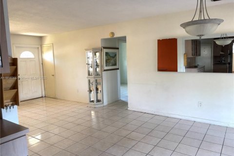Villa ou maison à vendre à North Miami Beach, Floride: 3 chambres, 191.75 m2 № 1970797 - photo 4