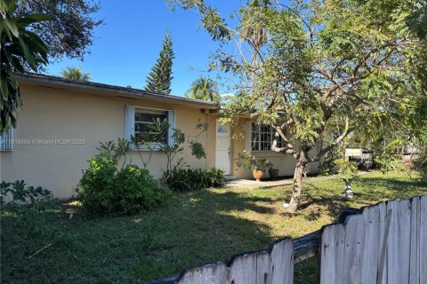 Villa ou maison à vendre à North Miami Beach, Floride: 3 chambres, 191.75 m2 № 1970797 - photo 1